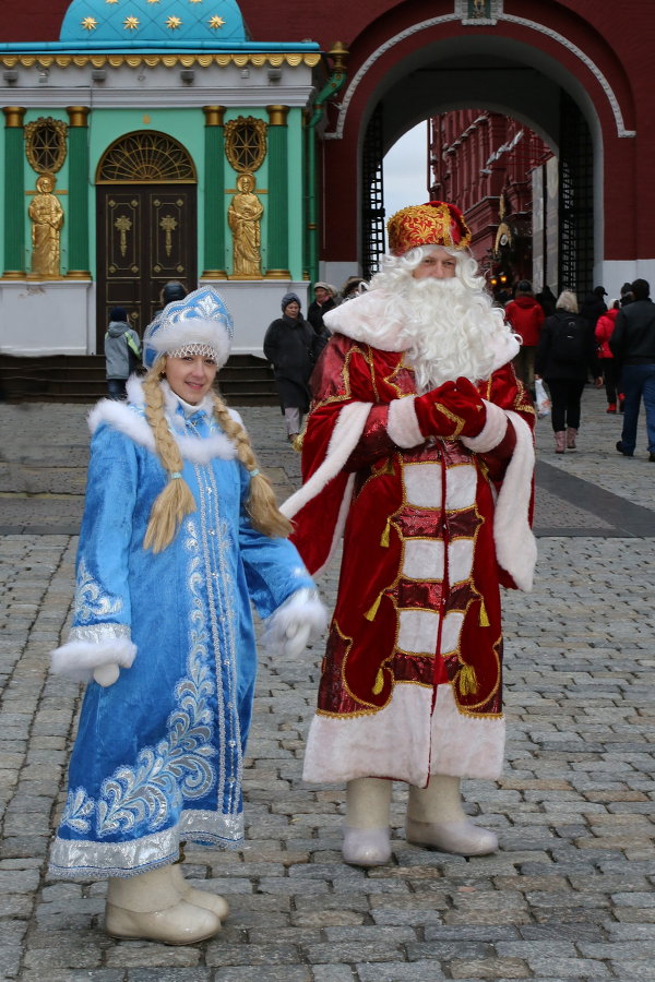 Chaque week-end, le Père Noël russe et sa petite-fille Snegourotchka viennent à la Place Rouge pour saluer le public.