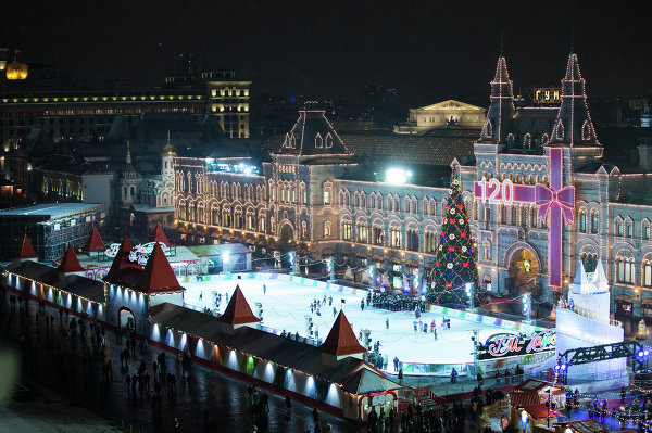 Les Moscovites en plus du traditionnel marché de Noël peuvent enfiler leurs patins à glace et s’adonner aux joies d’une patinoire à la Place Rouge.