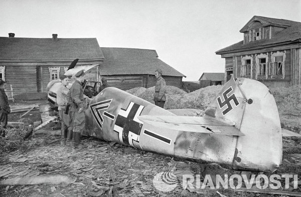 Un avion allemand abattu dans le village de Krasnaïa Sloboda. Le front de Briansk, septembre 1941