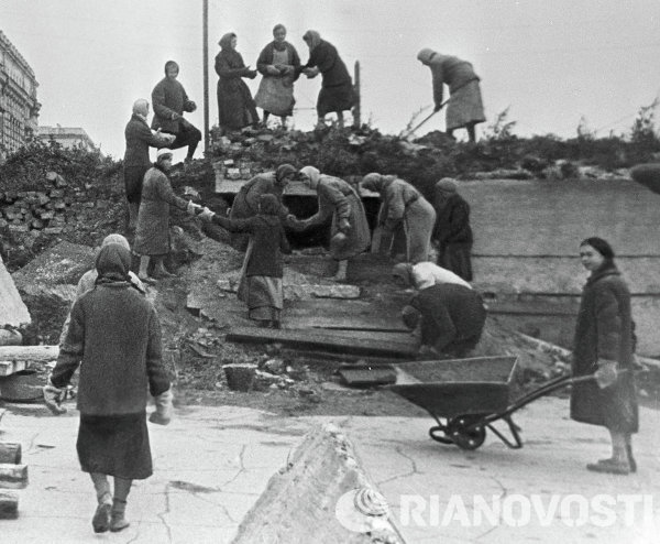 Des habitantes de Leningrad érigent des barricades. Septembre 1942