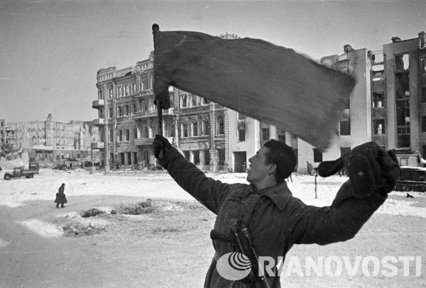 Un soldat soviétique dans une rue de Stalingrad. Janvier 1943