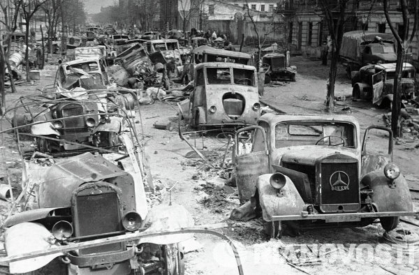 Des autos de l'armée allemande dans les rues d'Odessa libérée par les troupes soviétiques. Avril 1944