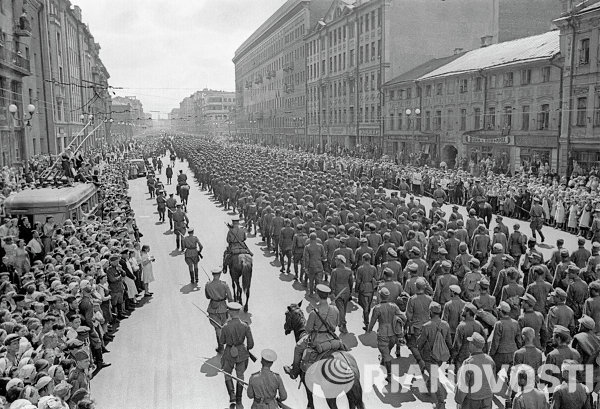 Une colonne de prisonniers de guerre allemands dans les rues de Moscou. Juillet 1944