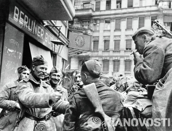 Les soldats libérateurs soviétiques fêtent la victoire à Berlin. Mai 1945
