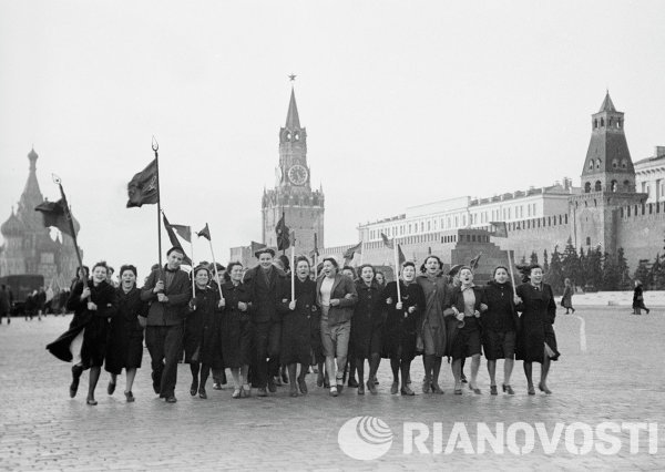 La place Rouge de Moscou au matin du 9 mai 1945